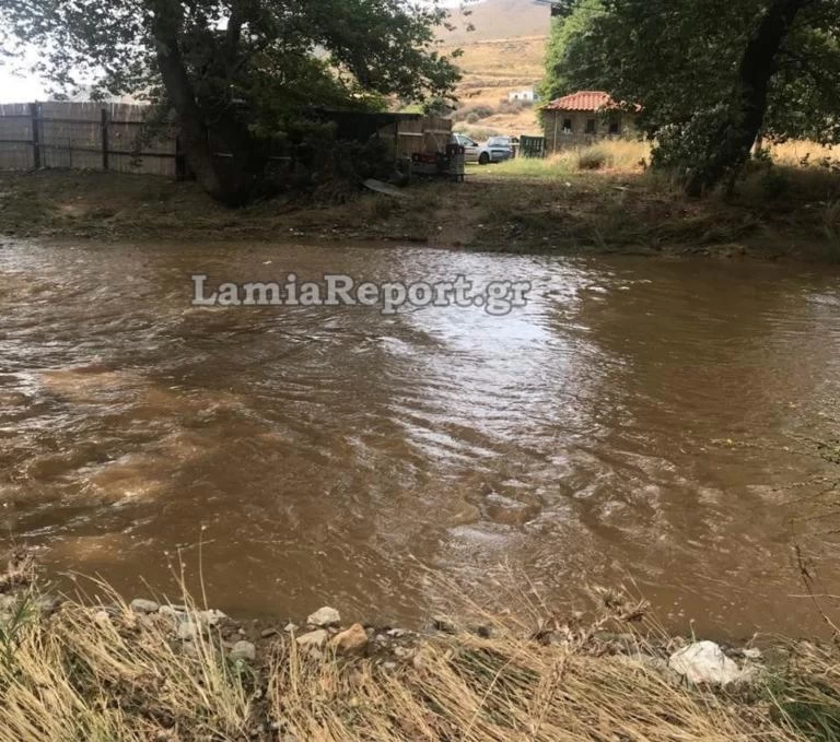 Αυτό είναι το σημείο όπου ορμητικός χείμαρρος παρέσυρε αυτοκίνητο και σκηνή στην Εύβοια (εικόνες)